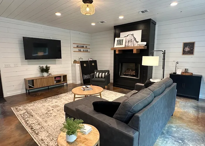 Pet Friendly hotel: The Riser - Brand New Modern Cabin In Broken Bow